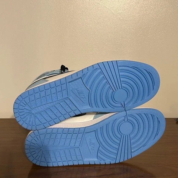 Air Jordan Retro 1 “University Blue” - Picture 4 of 5